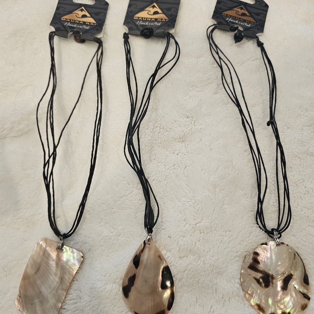 Elegant Black Necklace Set with Shell Pendants